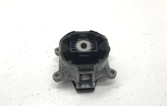 Engine mount vacuum valve