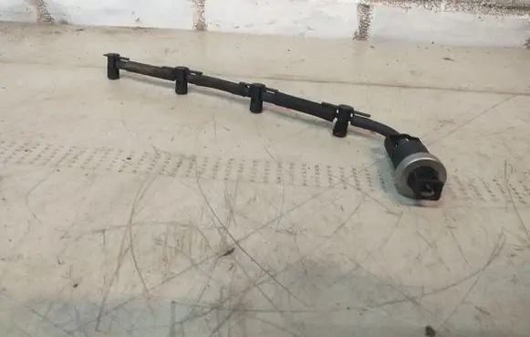 Fuel injector supply line/pipe