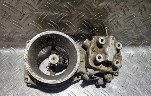 Audi 80 90 B3 Fuel distributor 0438121011 026133353