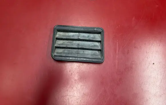 Quarter panel pressure vent