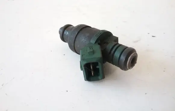 Skoda Octavia Mk1 (1U) Fuel injector 037906031AA
