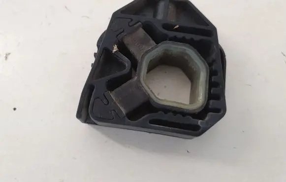 Volkswagen PASSAT B6 Radiator mount bracket 