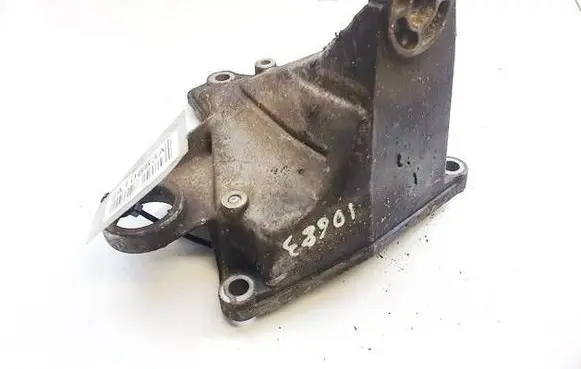 Engine mounting bracket
