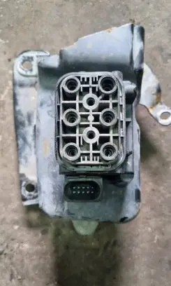 Mercedes-Benz ML W164 Air suspension valve block A2513200058 525178 080118