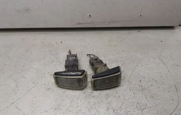 Front fender indicator light