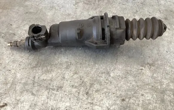Peugeot 607 Clutch slave cylinder 