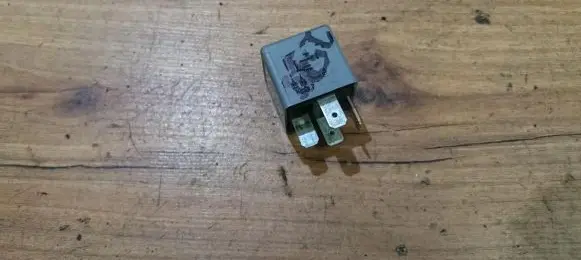 Skoda Octavia Mk2 (1Z) Other relay 8D0951253A V23134-B52-X301