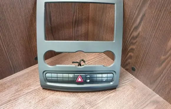 Radio/GPS head unit trim