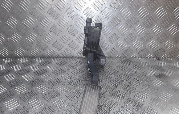 Accelerator throttle pedal
