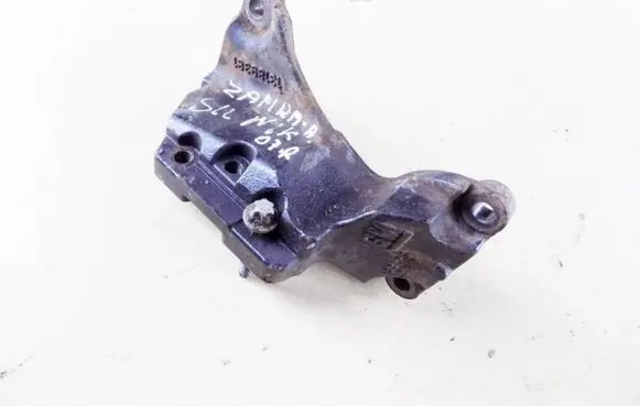 Opel Zafira B Engine mount bracket