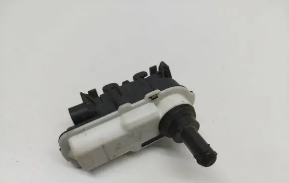 Fuel tank cap lock