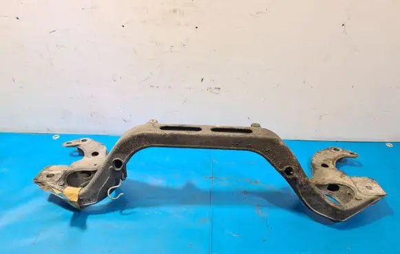 Volkswagen Touareg I Engine mount bracket 7L6199207