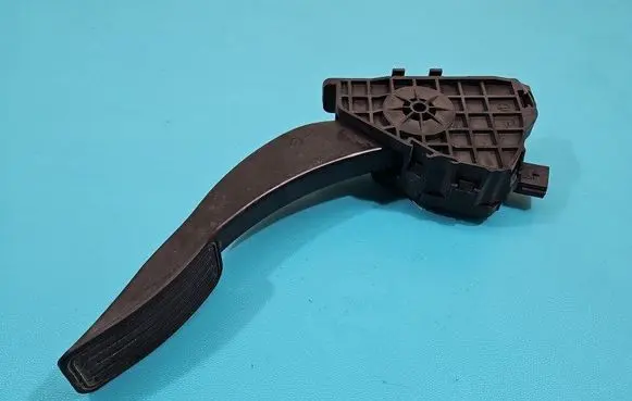 Accelerator throttle pedal