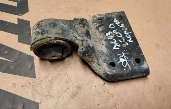 Jeep Cherokee III KJ Engine mount bracket