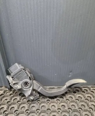 Accelerator throttle pedal