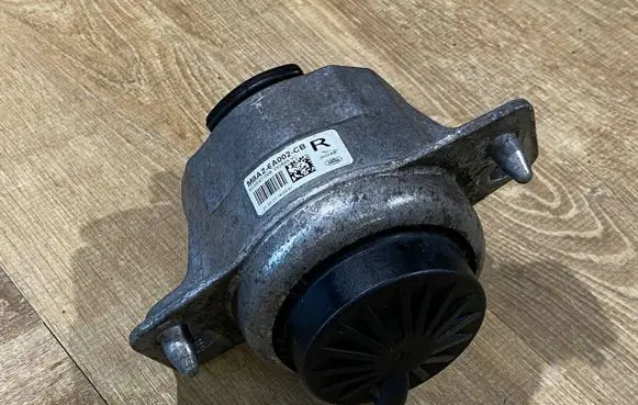 Engine mount vacuum valve