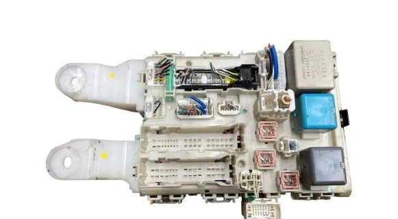Toyota Auris 150 Fuse module 8273002130A 74700209 7E040323