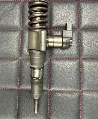Volkswagen PASSAT B6 Fuel injector 03G130 052060 073T