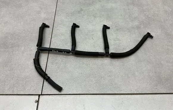 Volkswagen PASSAT B7 Fuel return line/hose 