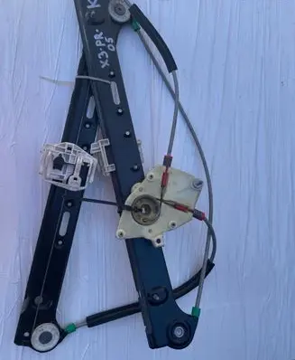 Front window lifting mechanism without motor
