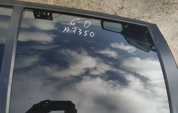Chrysler Pacifica Rear door window glass