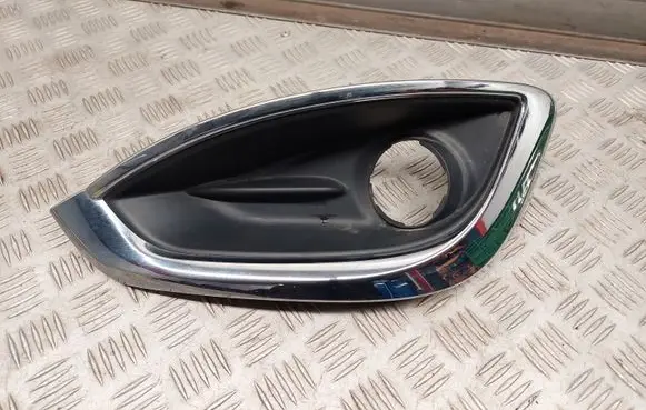 Chrysler Pacifica Front fog light trim/grill 68229007AA 5SD11SZ0AC