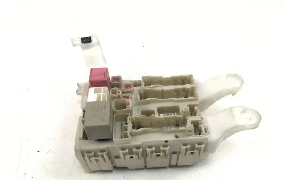 Toyota Auris 150 Fuse module 8273002150A 02118E27