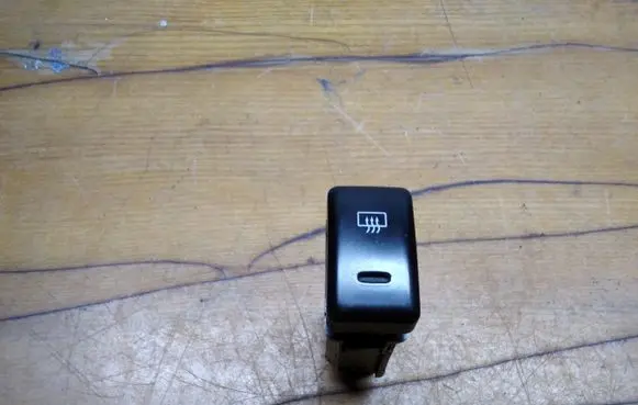 Isuzu Rodeo Windscreen/window heater switch M16334