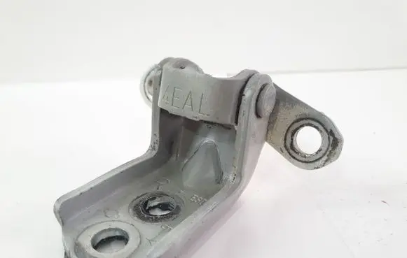 Nissan Qashqai Front door lower hinge 
