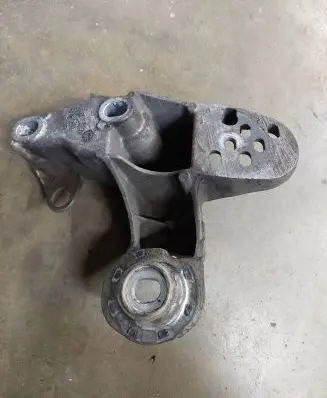 Audi A4 S4 B6 8E 8H Engine mounting bracket 8e0199351