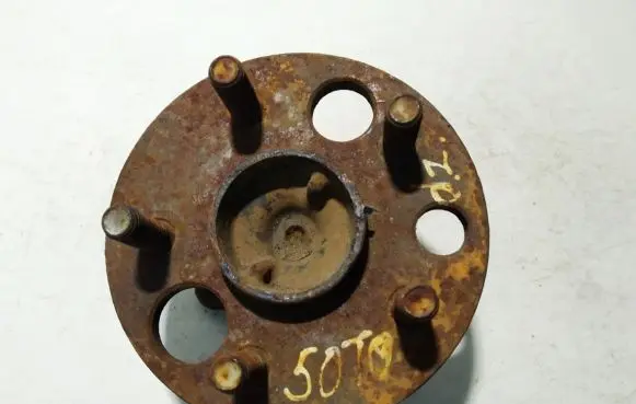 Toyota Avensis T220 Rear wheel hub
