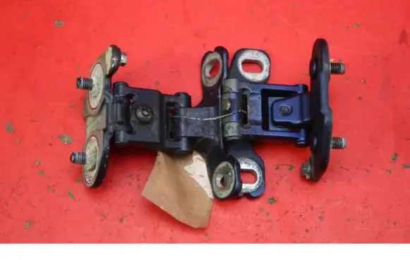 Tailgate/trunk/boot hinge