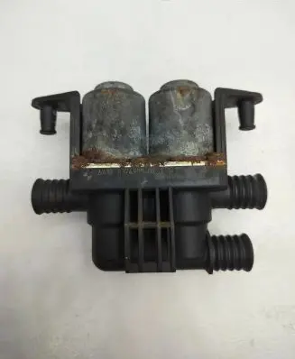 BMW 5 E39 Coolant heater control valve 1147412137 8374995