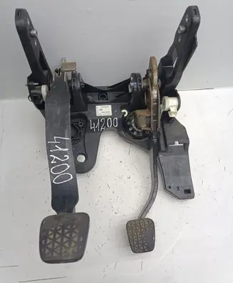 Opel Astra J Pedal assembly 13354331
