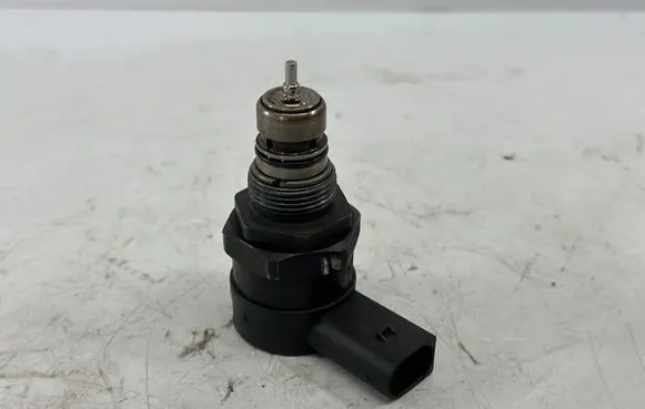 BMW 7 E65 E66 Fuel pressure regulator 7805733 13537805733 0281002481