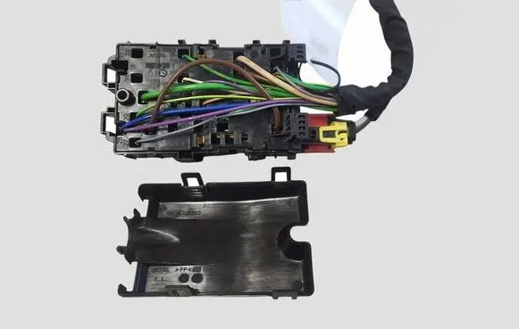 Peugeot 308 Fuse module 9806192580