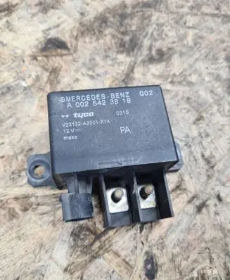 Mercedes-Benz E W211 Charging relay A0025423819 V23132A2001X14
