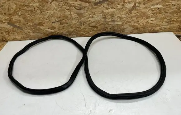 BMW X5 G05 Rear door rubber seal (on body) 7428696