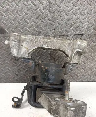 Toyota RAV 4 (XA30) Engine mount bracket AV84227