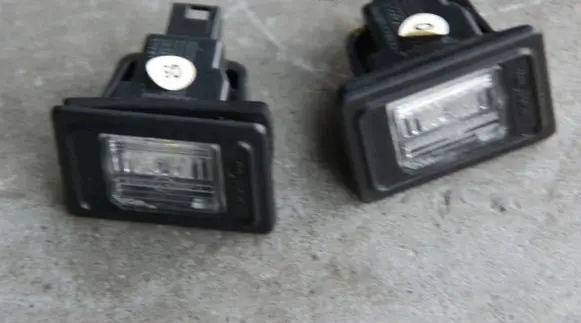 Trunk door license plate light bar