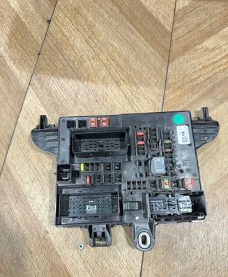 Opel Insignia A Fuse module 13277318 1323470070