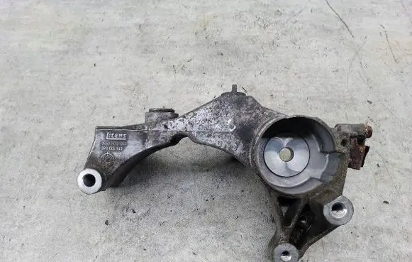 Opel Astra H Generator/alternator bracket 