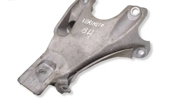 BMW 5 E60 E61 Engine mounting bracket 6770940 22116770940