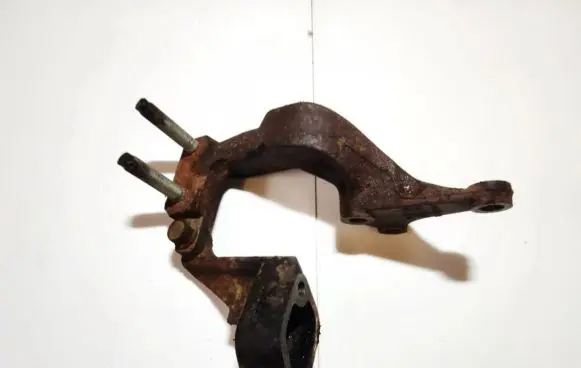 Mazda 323 Engine mounting bracket