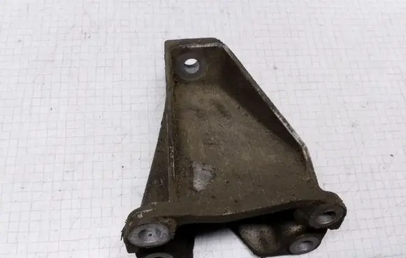 Volkswagen PASSAT B5.5 Engine mounting bracket 8D0399113AB