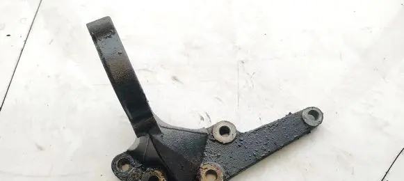Nissan X-Trail T30 Engine mounting bracket