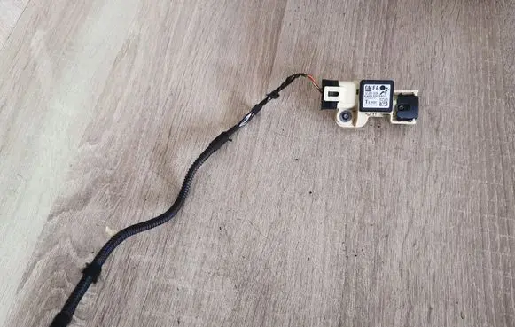 Opel Zafira B Airbag deployment crash/impact sensor 13251078