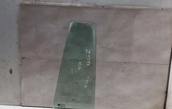 Rear vent window glass