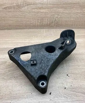 Engine mounting bracket