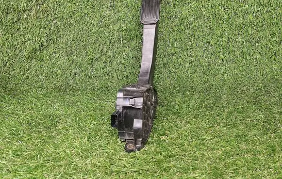 Ford Fusion II Accelerator throttle pedal DG9C9F836AC